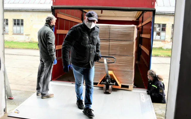 Krajský úřad rozváží roušky do škol. Ochranné prostředky putují do 288 zařízení