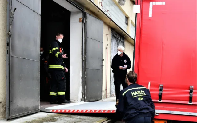 Krajský úřad rozváží roušky do škol. Ochranné prostředky putují do 288 zařízení