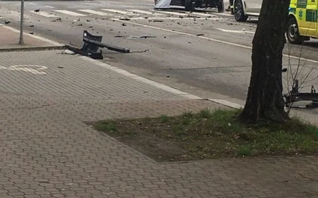 Řidič ujížděl policii. Na křižovatce naboural do auta a poté do stromu