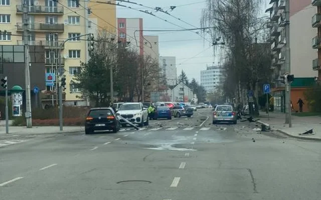 Řidič ujížděl policii. Na křižovatce naboural do auta a poté do stromu