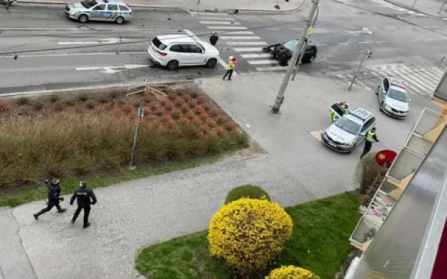 Řidič ujížděl policii. Na křižovatce naboural do auta a poté do stromu