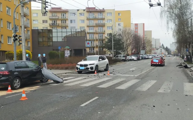 Řidič ujížděl policii. Na křižovatce naboural do auta a poté do stromu