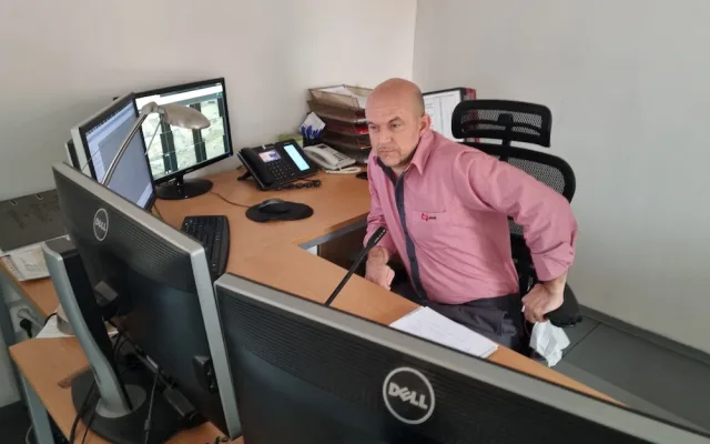 Dispečer. Pavel Capl ve službě. Za hradbou monitorů hlídá dopravu v celém městě.