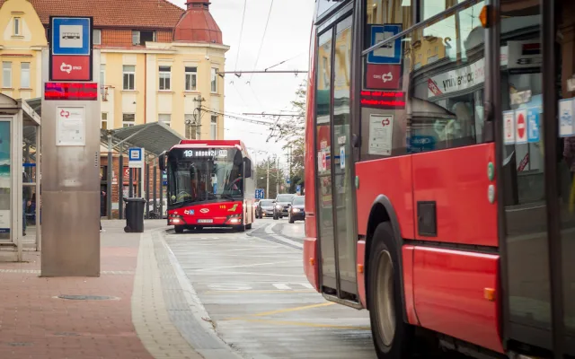 Vozům MHD pomáhají budějckou dopravou proplout dispečeři.