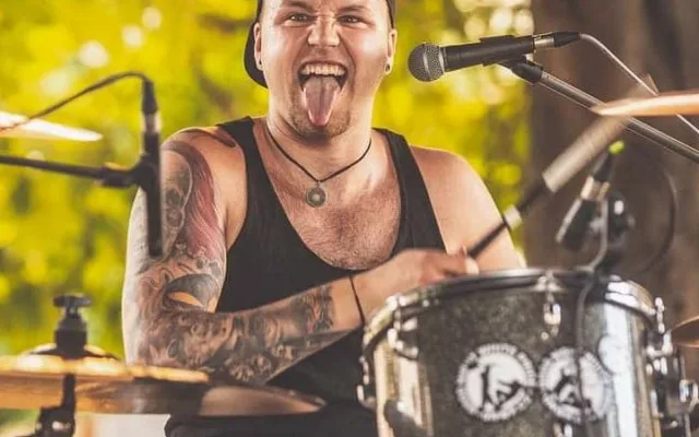 Texty mě nejčastěji napadají ve sprše, říká mladý muzikant Dominik Dědič
