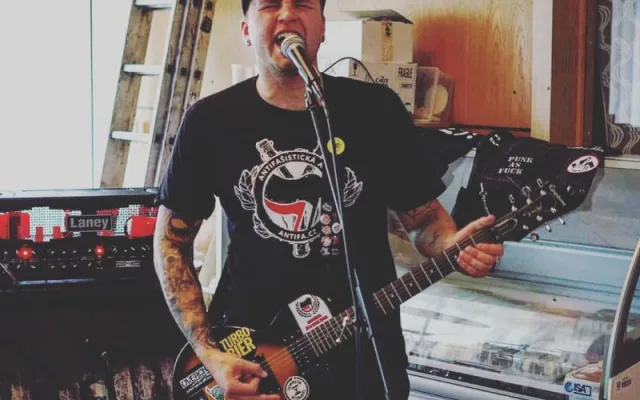 Texty mě nejčastěji napadají ve sprše, říká mladý muzikant Dominik Dědič