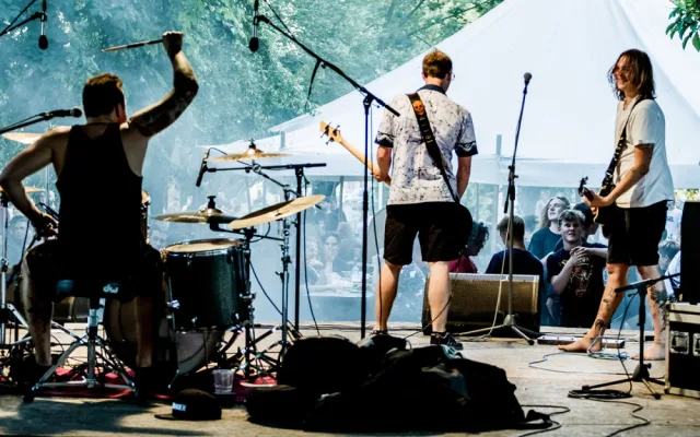 Texty mě nejčastěji napadají ve sprše, říká mladý muzikant Dominik Dědič
