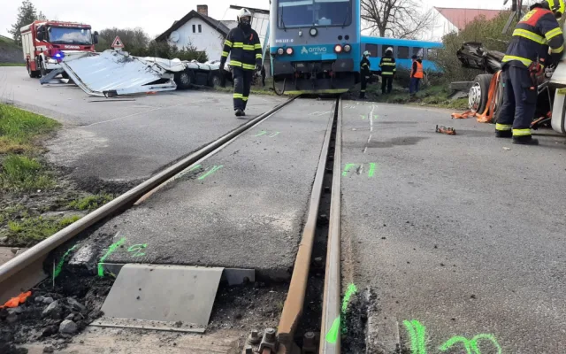 Škoda po včerejším střetu kamionu a vlaku u Písku dosahuje téměř 12 milionů korun