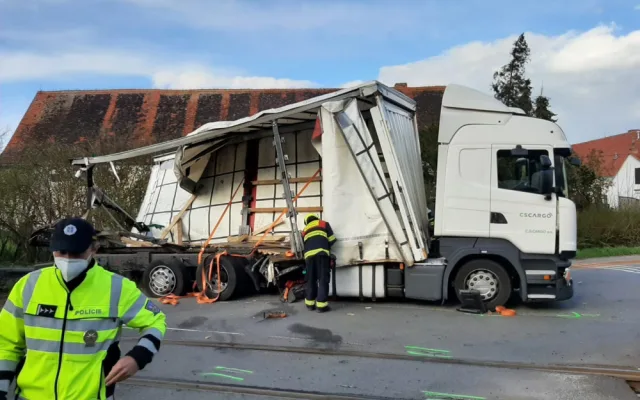 Škoda po včerejším střetu kamionu a vlaku u Písku dosahuje téměř 12 milionů korun