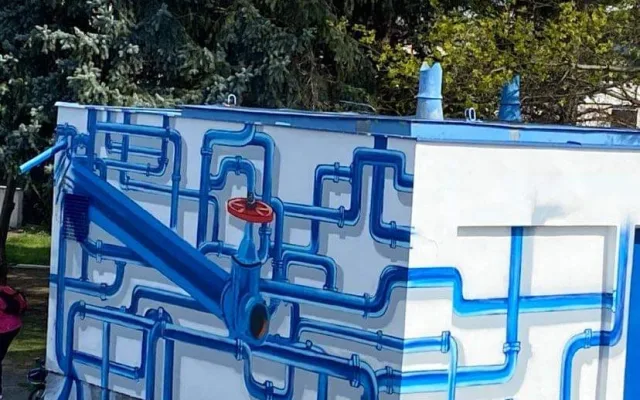 Vodohospodářský objekt posprejoval streetartový umělec. Malba ukazuje cestu vody