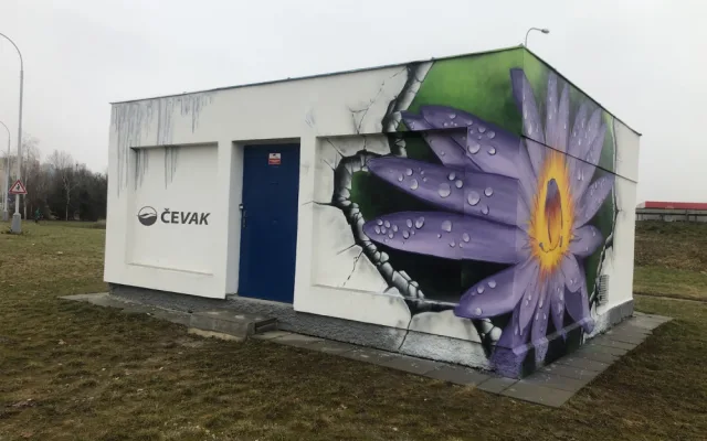 Vodohospodářský objekt posprejoval streetartový umělec. Malba ukazuje cestu vody