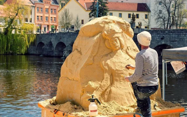 V Písku opět vzniká galerie pod širým nebem. Podívejte se, co zatím umělci vytvořili