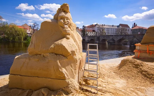 V Písku opět vzniká galerie pod širým nebem. Podívejte se, co zatím umělci vytvořili