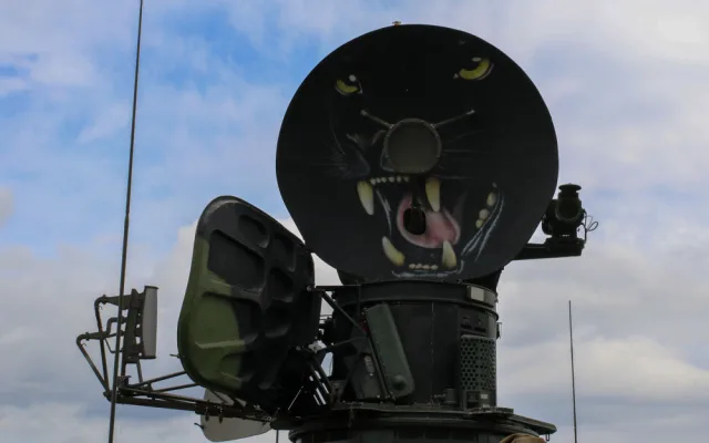 Radiolokátor 2. protiletadlové baterie zdobí kresba černého pantera.