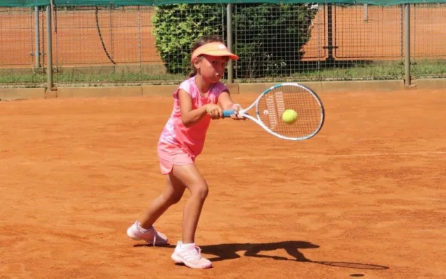 Tradiční letní dětské tenisové kempy budějckého klubu se již chystají. Těší se na všechny děti, co již tenis vyzkoušely nebo by ho rády teprve vyzkoušely