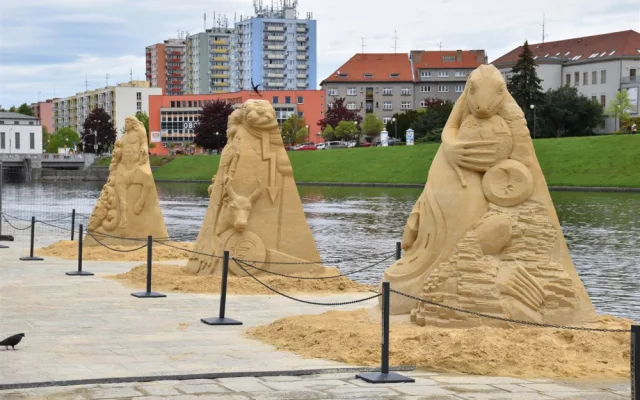 V Písku se opět otevřela galerie pod širým nebem. Umělci vytvořili pět soch