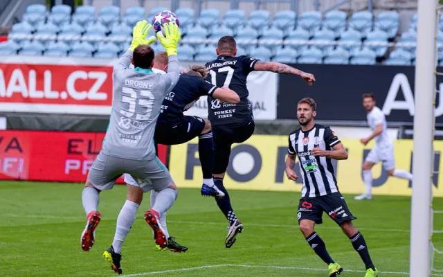 Naposledy v první lize včera nastoupil za fotbalisty Českých Budějovic brankář Jaroslav Drobný.