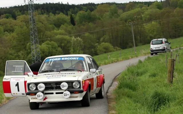 Naštvaný chatař blokoval trať Rallye Český Krumlov Revival. Nesouhlasil s průjezdem historických automobilů