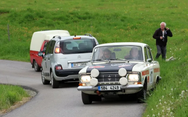 Naštvaný chatař blokoval trať Rallye Český Krumlov Revival. Nesouhlasil s průjezdem historických automobilů