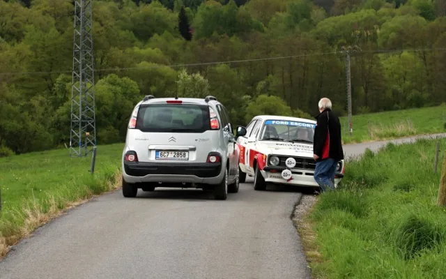 Naštvaný chatař blokoval trať Rallye Český Krumlov Revival. Nesouhlasil s průjezdem historických automobilů