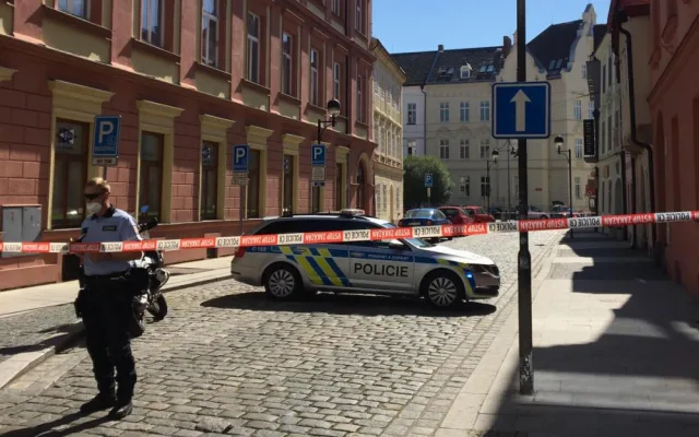 V Široké ulici někdo nechal batoh. Policie musela okolí uzavřít