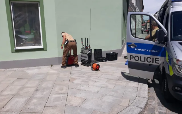 V Široké ulici někdo nechal batoh. Policie musela okolí uzavřít