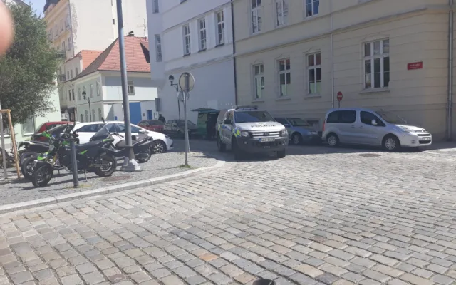 V Široké ulici někdo nechal batoh. Policie musela okolí uzavřít