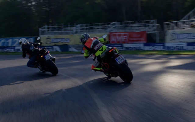 Motocyklisté trénují bezpečnou jízdu na polygonech v České republice
