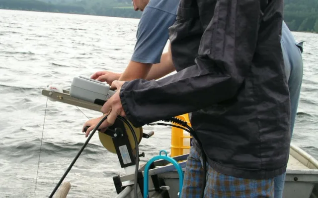 Kvůli oteplování ztrácí voda v římovské přehradě kyslík. Ohrozit to může ryby