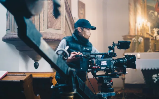 Mladí filmaři z FAMU natáčí originální snímek s Judit Bárdos. Kvůli koronaviru shání finance na dotočení