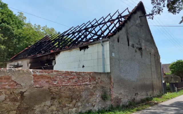 Požár za miliony způsobila závada při nabíjení dětského autíčka