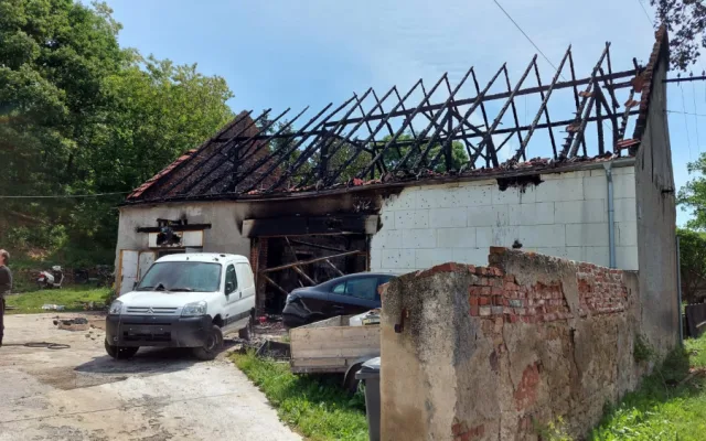 Požár za miliony způsobila závada při nabíjení dětského autíčka