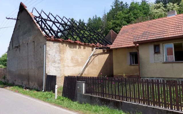 Požár za miliony způsobila závada při nabíjení dětského autíčka