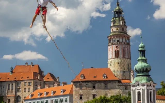 Nad centrem Krumlova chodili provazolezci v historických kostýmech