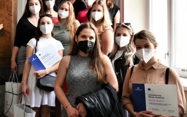Studenty z budějcké zdrávky ocenili za dobrovolnickou činnost v době pandemie