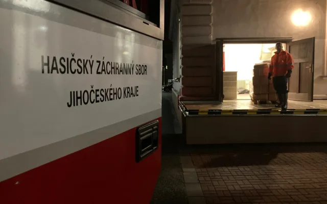 Na pomoc jižní Moravě odjely ráno z kraje dvě desítky hasičů a zásahová technika
