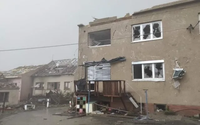 Jižní Moravu zasáhlo včera večer tornádo. Na pomoc vyjel z Jihočeského kraje odřad s hasiči a zásahovou technikou.