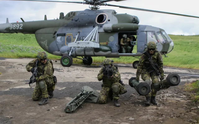 Vrtulník vysadil vojáky s protiletadlovým kompletem RBS-70 na střelnici