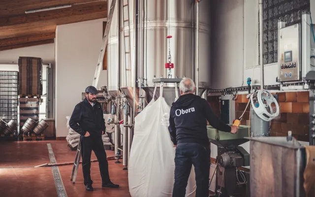 Budvar spojil síly s jihočeským minipivovarem. Sládci společně uvařili anglické pivo Bitter z Obory