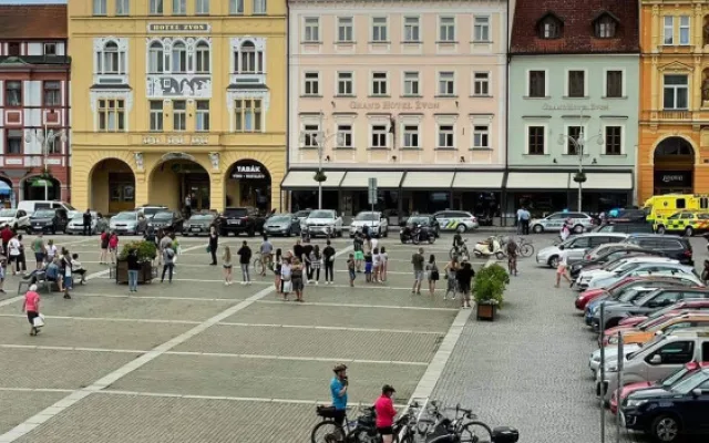 Policie zasahuje na budějckém náměstí. Neznámý muž drží v trafice ženu
