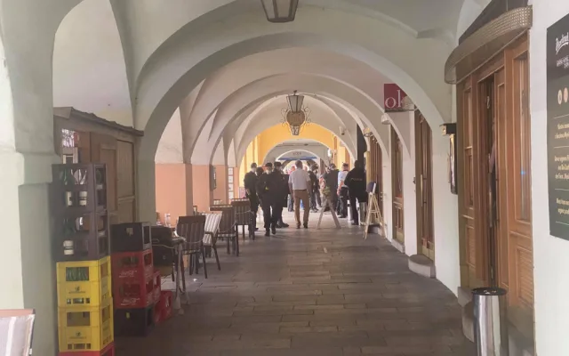 Policie zasahuje na budějckém náměstí. Neznámý muž drží v trafice ženu