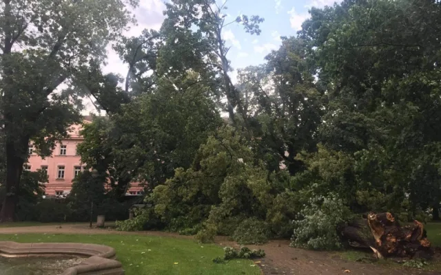 Přes Budějce se prohnala silná bouře. Výstraha meteorologů platí do zítra