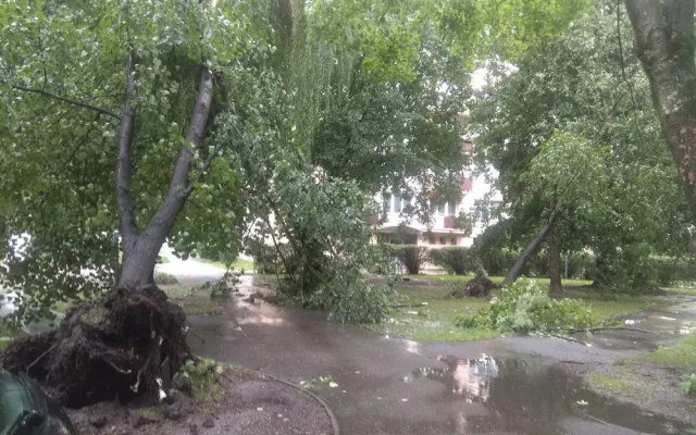 Přes Budějce se prohnala silná bouře. Výstraha meteorologů platí do zítra
