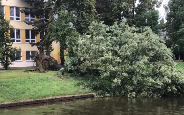 Přes Budějce se prohnala silná bouře. Výstraha meteorologů platí do zítra
