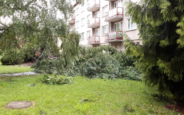 Bouřka poničila i hodiny na Černé věži. Celkové škody se budou teprve sčítat