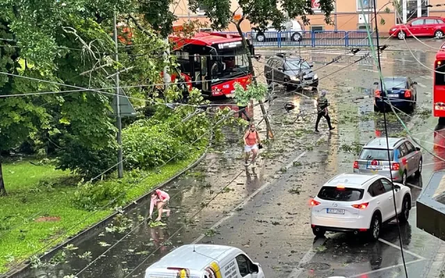Bouřka poničila i hodiny na Černé věži. Celkové škody se budou teprve sčítat