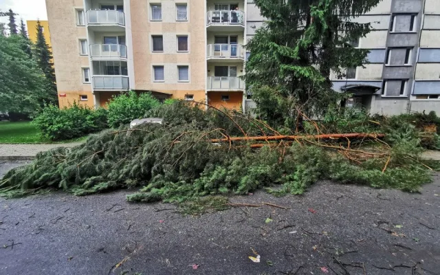 Bouřka poničila i hodiny na Černé věži. Celkové škody se budou teprve sčítat