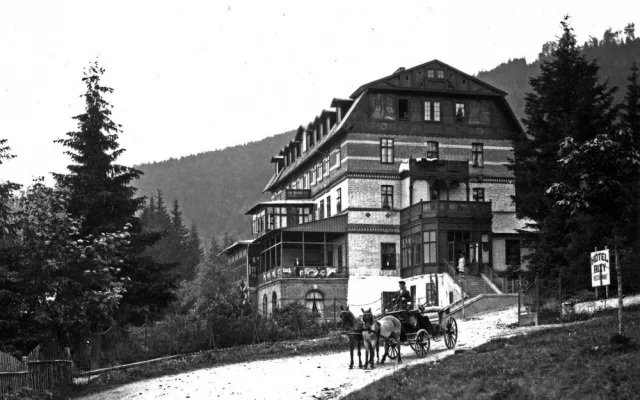 Bourání slavného šumavského hotelu RIXI šokovalo veřejnost, demolici nebylo možné nijak zabránit