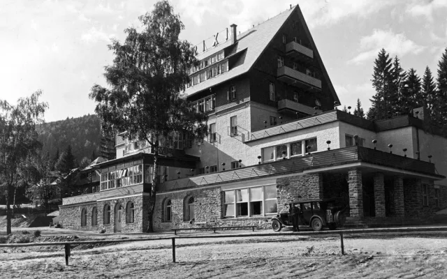 Bourání slavného šumavského hotelu RIXI šokovalo veřejnost, demolici nebylo možné nijak zabránit