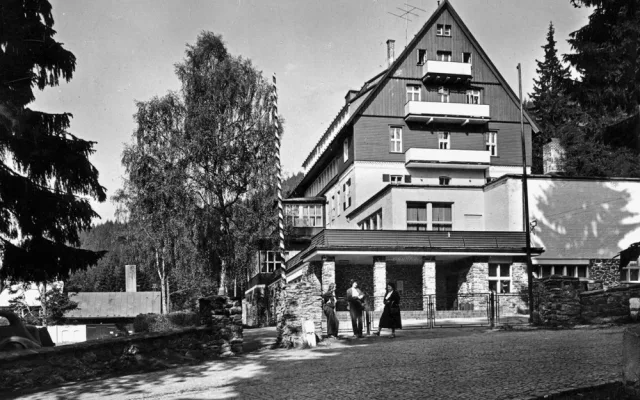 Bourání slavného šumavského hotelu RIXI šokovalo veřejnost, demolici nebylo možné nijak zabránit